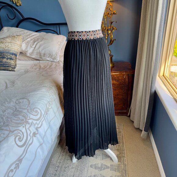 Boho Pleated Black Maxi Skirt - Picture 4 of 7